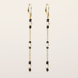 Orecchini in argento 925 dorato con perle e spinello dal design geometrico essenziale.