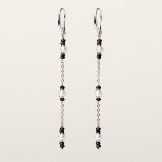 Orecchini in argento 925 Rodiato con perle e spinello dal design geometrico essenziale.