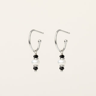 Orecchini in argento 925 Rodiato con perle e spinello dal design geometrico essenziale.