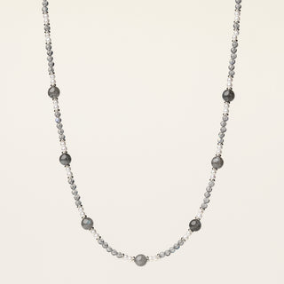 Collana in argento 925 Rodiato con labradorite dal design geometrico essenziale.