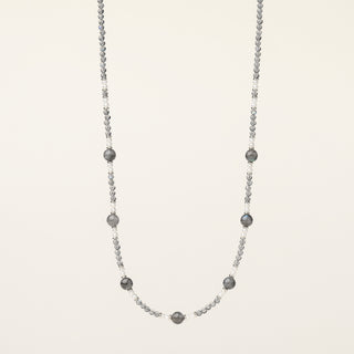Collana in argento 925 Rodiato con labradorite dal design geometrico essenziale.