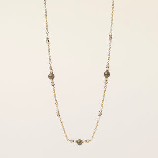 Collana in argento 925 dorato con labradorite dal design geometrico essenziale.