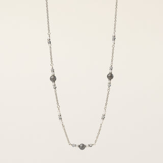 Collana in argento 925 Rodiato con labradorite dal design geometrico essenziale.