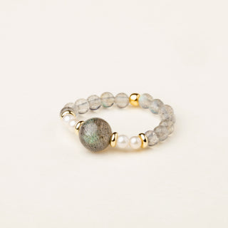 Anello in argento 925 dorato con labradorite dal design geometrico essenziale.