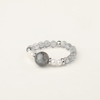 Anello in argento 925 Rodiato con labradorite dal design geometrico essenziale.