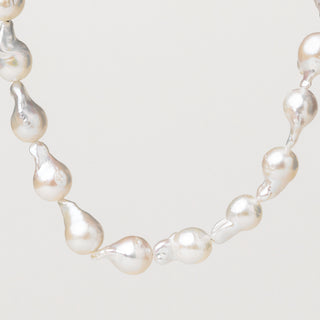 Collana in argento 925 Rodiato con perle d'acqua dolce dal design geometrico essenziale.