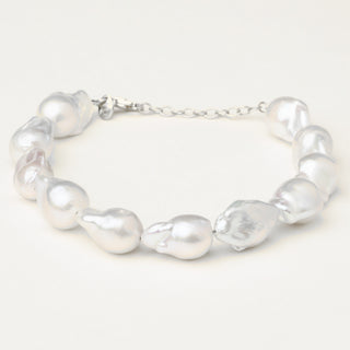 Bracciale in argento 925 Rodiato con perle d'acqua dolce dal design geometrico essenziale.