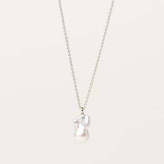 Collana in argento 925 Rodiato con perle d'acqua dolce dal design geometrico essenziale.