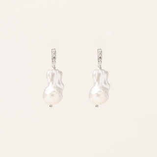 Orecchini in argento 925 Rodiato con perle d'acqua dolce dal design geometrico essenziale.