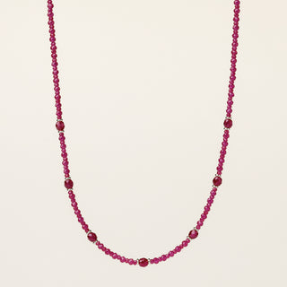 Collana in argento 925 Rodiato con corindone naturale dal design geometrico essenziale.