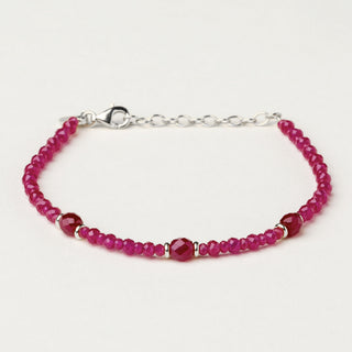 Bracciale in argento 925 Rodiato con corindone naturale dal design geometrico essenziale.
