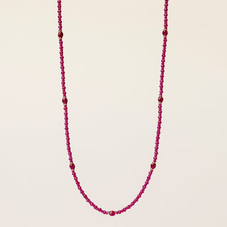 Collana in argento 925 dorato con corindone naturale dal design geometrico essenziale.
