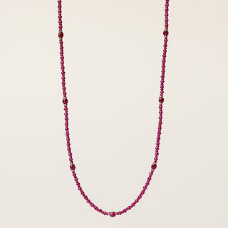 Collana in argento 925 Rodiato con corindone naturale dal design geometrico essenziale.