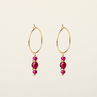 Orecchini in argento 925 dorato con corindone naturale dal design geometrico essenziale.
