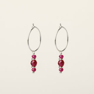 Orecchini in argento 925 Rodiato con corindone naturale dal design geometrico essenziale.