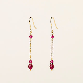 Orecchini in argento 925 dorato con corindone naturale dal design geometrico essenziale.