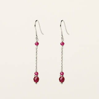 Orecchini in argento 925 Rodiato con corindone naturale dal design geometrico essenziale.