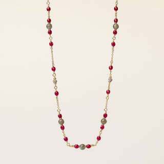 Collana in argento 925 dorato con labradorite e corindone dal design geometrico essenziale.