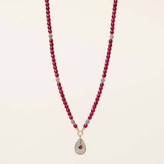 Collana in argento 925 dorato con labradorite e corindone dal design geometrico essenziale.