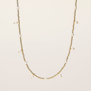 Collana in argento 925 dorato con perle d'acqua dolce dal design geometrico essenziale.