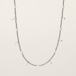 Collana in argento 925 Rodiato con perle d'acqua dolce dal design geometrico essenziale.