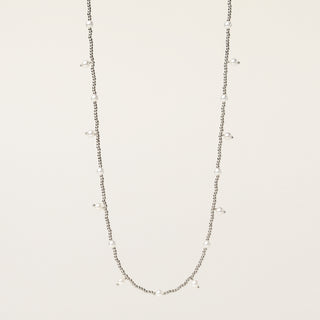 Collana in argento 925 Rodiato con perle d'acqua dolce dal design geometrico essenziale.
