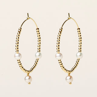 Orecchini in argento 925 dorato con perle d'acqua dolce dal design geometrico essenziale.