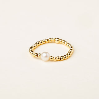 Anello in argento 925 dorato con perle d'acqua dolce dal design geometrico essenziale.