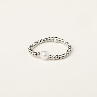 Anello in argento 925 Rodiato con perle d'acqua dolce dal design geometrico essenziale.