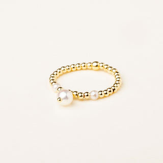 Anello in argento 925 dorato con perle d'acqua dolce dal design geometrico essenziale.