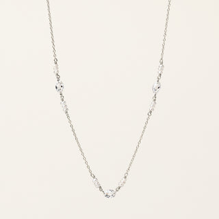 Collana in argento 925 Rodiato con perle d'acqua dolce dal design geometrico essenziale.
