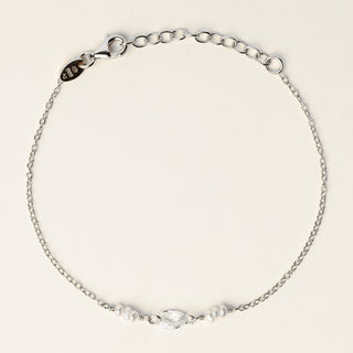 Bracciale in argento 925 Rodiato con perle d'acqua dolce dal design geometrico essenziale.