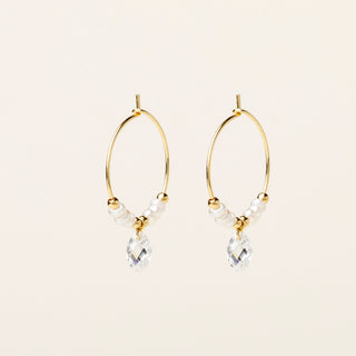 Orecchini in argento 925 dorato con perle d'acqua dolce dal design geometrico essenziale.