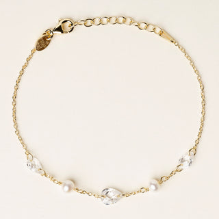 Bracciale in argento 925 dorato con perle e zirconia dal design geometrico essenziale.
