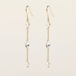Orecchini in argento 925 dorato con perle e zirconia dal design geometrico essenziale.