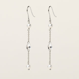Orecchini in argento 925 Rodiato con perle e zirconia dal design geometrico essenziale.