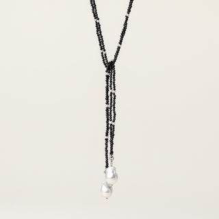 Collana in argento 925 Rodiato con perle e spinello dal design geometrico essenziale.