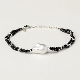 Bracciale in argento 925 Rodiato con perle e spinello dal design geometrico essenziale.