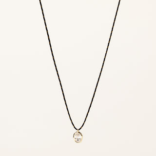 Collana a filo nero regolabile con pendente dorato e zircone Collezione Tacto.