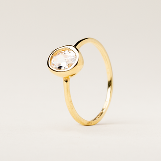Anello in argento dorato con elemento centrale organico e zircone incastonato.
