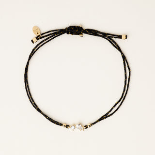 Bracciale a filo regolabile con goccia in argento dorato e zircone centrale.