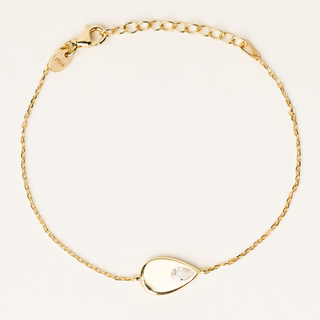 Bracciale a catena in argento dorato con charm centrale a goccia e zircone.