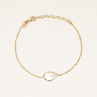 Bracciale a catena in argento dorato con charm centrale a goccia e zircone.