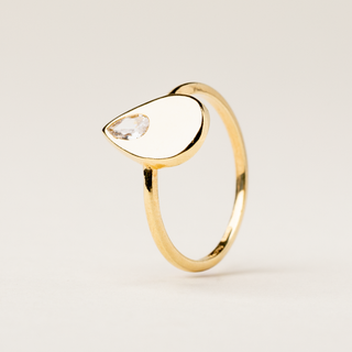 Anello in argento dorato con castone a goccia e zircone centrale.