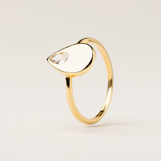 Anello in argento dorato con castone a goccia e zircone centrale.