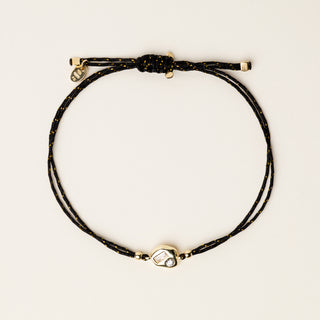 Bracciale a filo regolabile con inserto centrale organico in argento dorato.