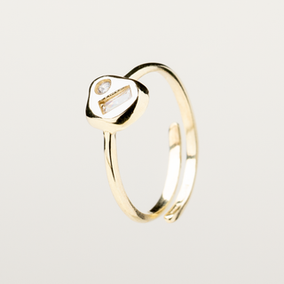 Anello regolabile in argento dorato con castone organico e zircone luminoso.