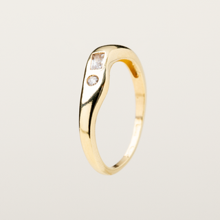 Anello a misura in argento dorato con elemento organico e zircone centrale.
