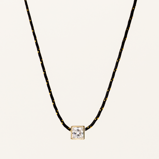 Collana a filo regolabile con pendente cubico in argento dorato e zircone.