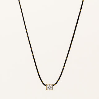 Collana a filo regolabile con pendente cubico in argento dorato e zircone.